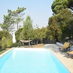 Family With Pool And Barbecue 알코바카