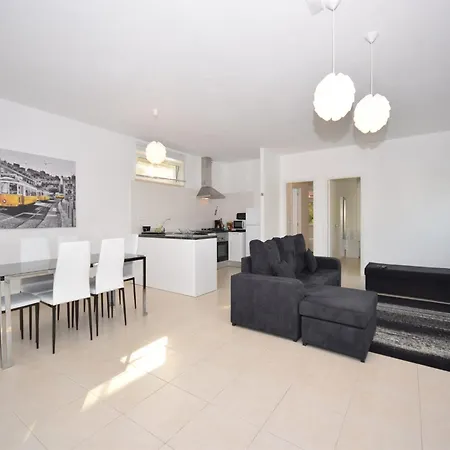 Family With Pool And Barbecue Alcobaça